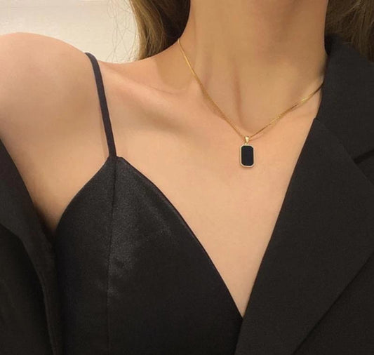 Stylish black stone with gold chain